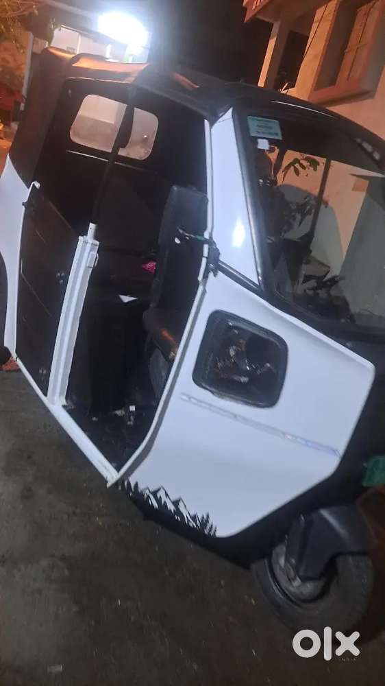 Montra Ev 3 wheeler electric auto driver requirer