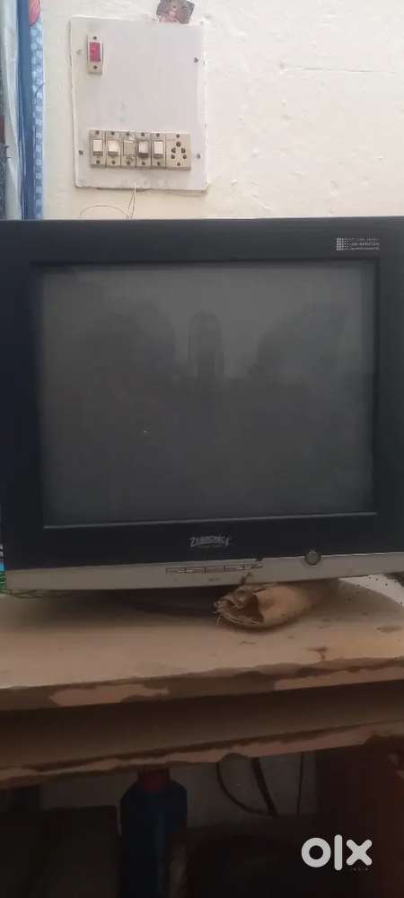 computer cpu monitor with table