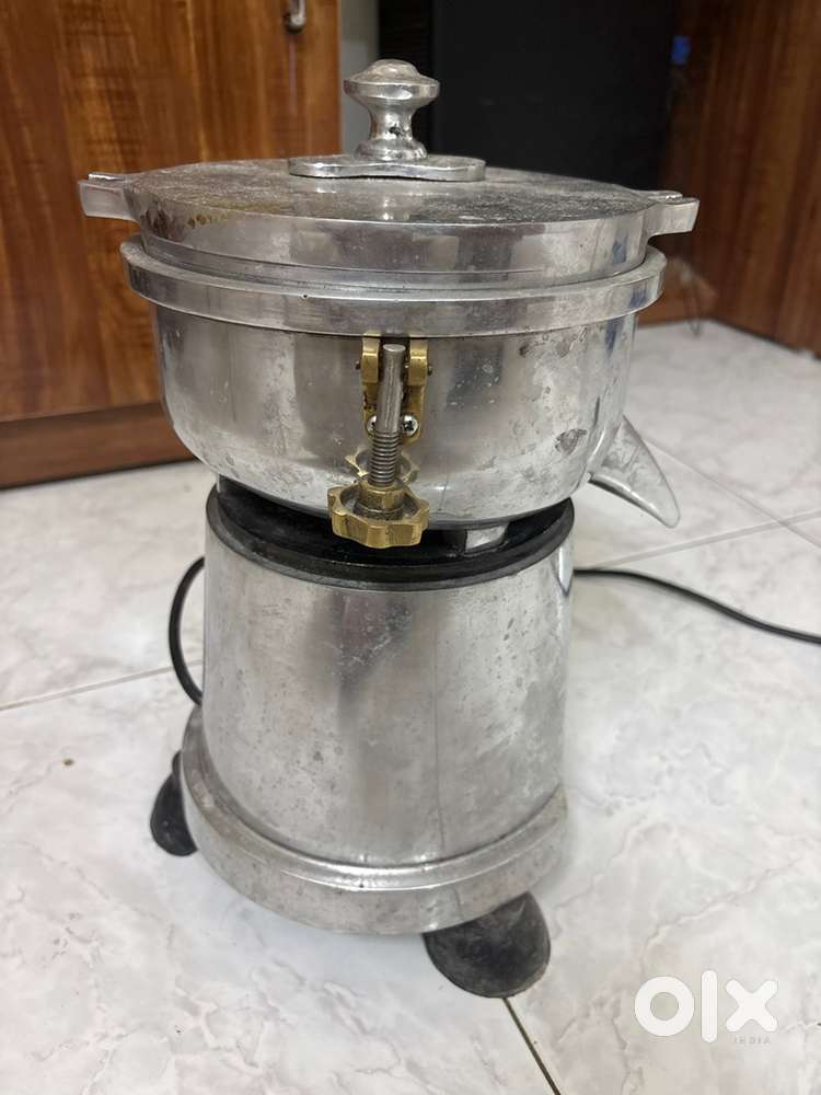 Carrot and fruit juicer