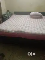 Double bed bahut achcha hai Sundar hai aur bilkul ठीक-ठाक hai