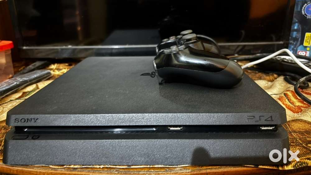 Very gud condition ps4 slim 1 tb