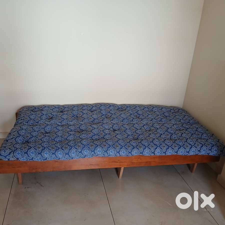 single bed easy to move with cotton gaddi (matress)