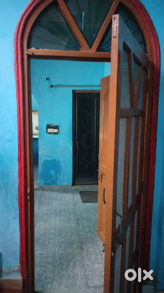 Double bedroom and kitchen and seperate latring bathroom.