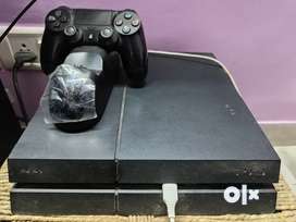 Ps4 Fat 500gb with one controller (Dock charger included)