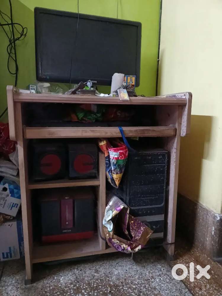 Computer full set . 1 computer table. 1 pc 2.1 sound system.