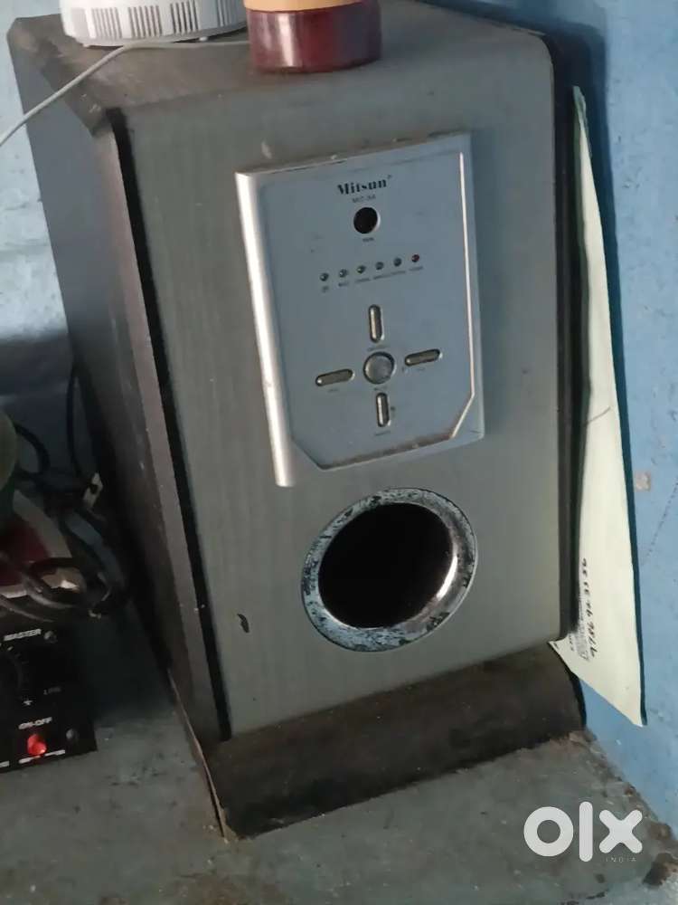 Amplifier with speakers