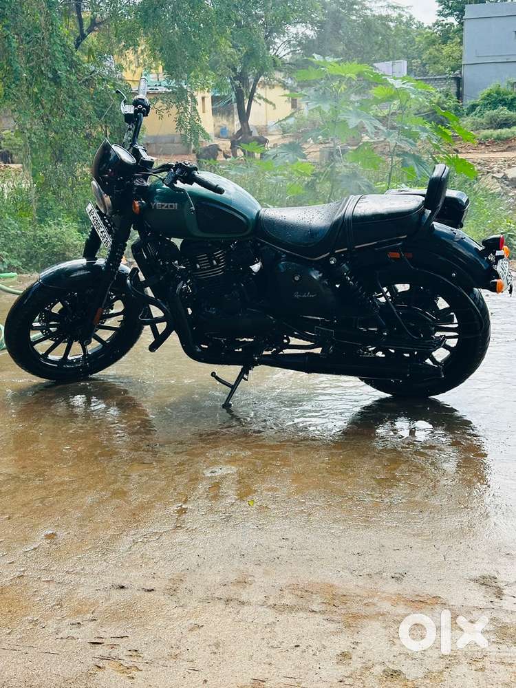 Stylish bike with 335 cc engine.
