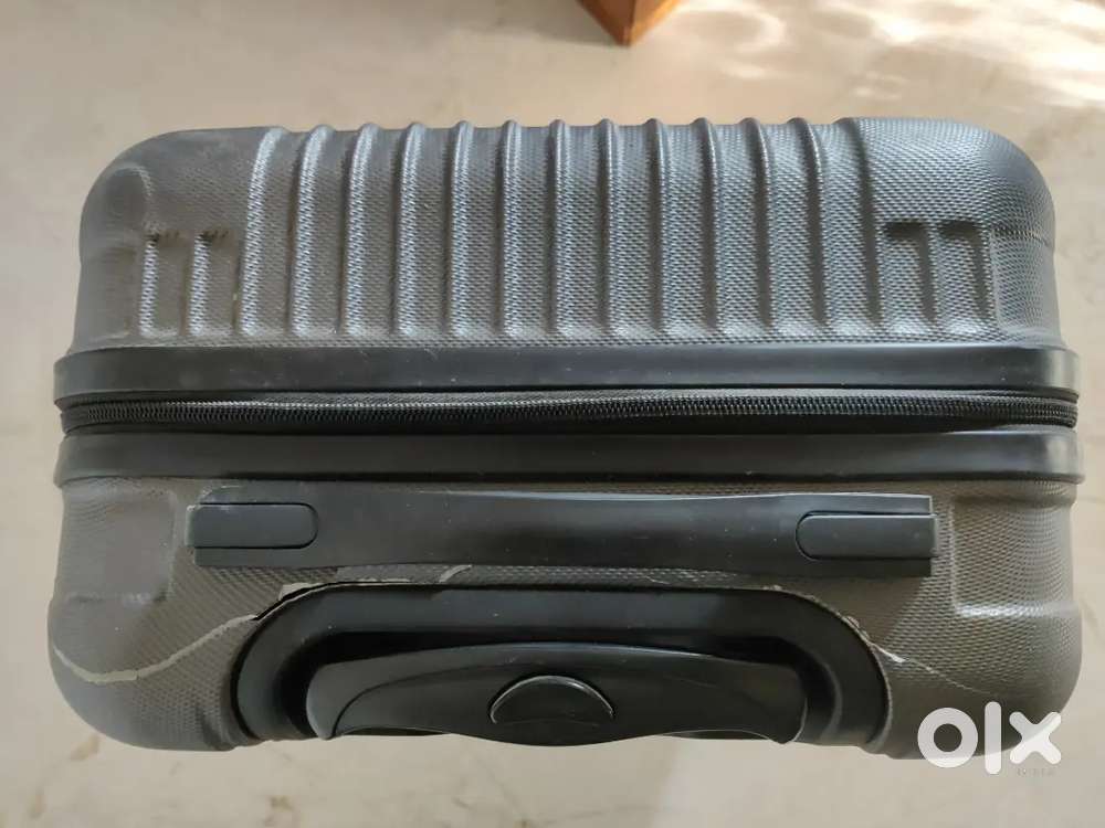 Keneth kole Trolley bag ( Broken)