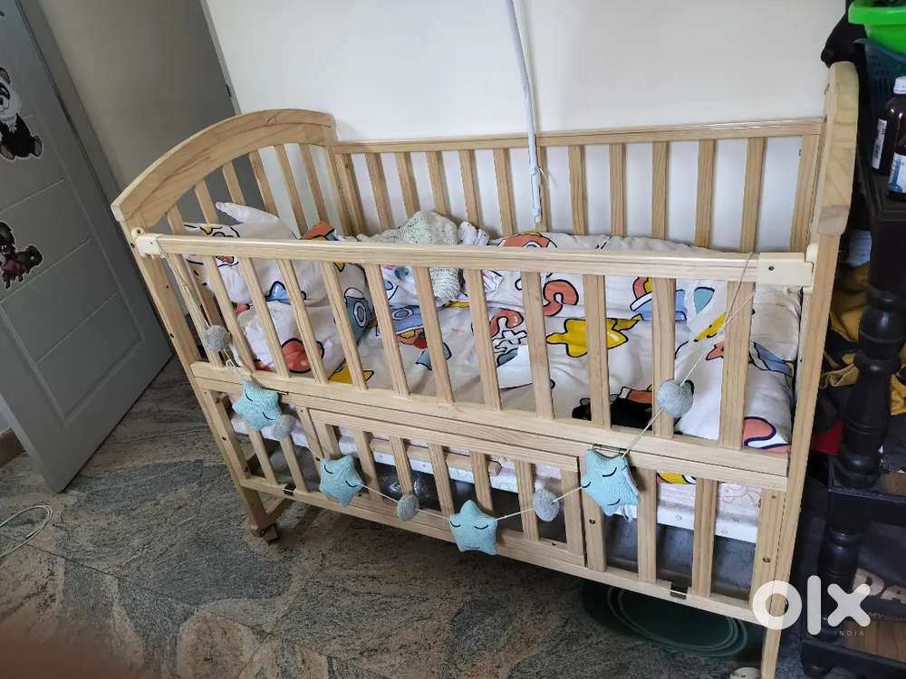 STAR & DAISY 12 IN ONE BABY WODDEN COT /CRIB in pristine condition