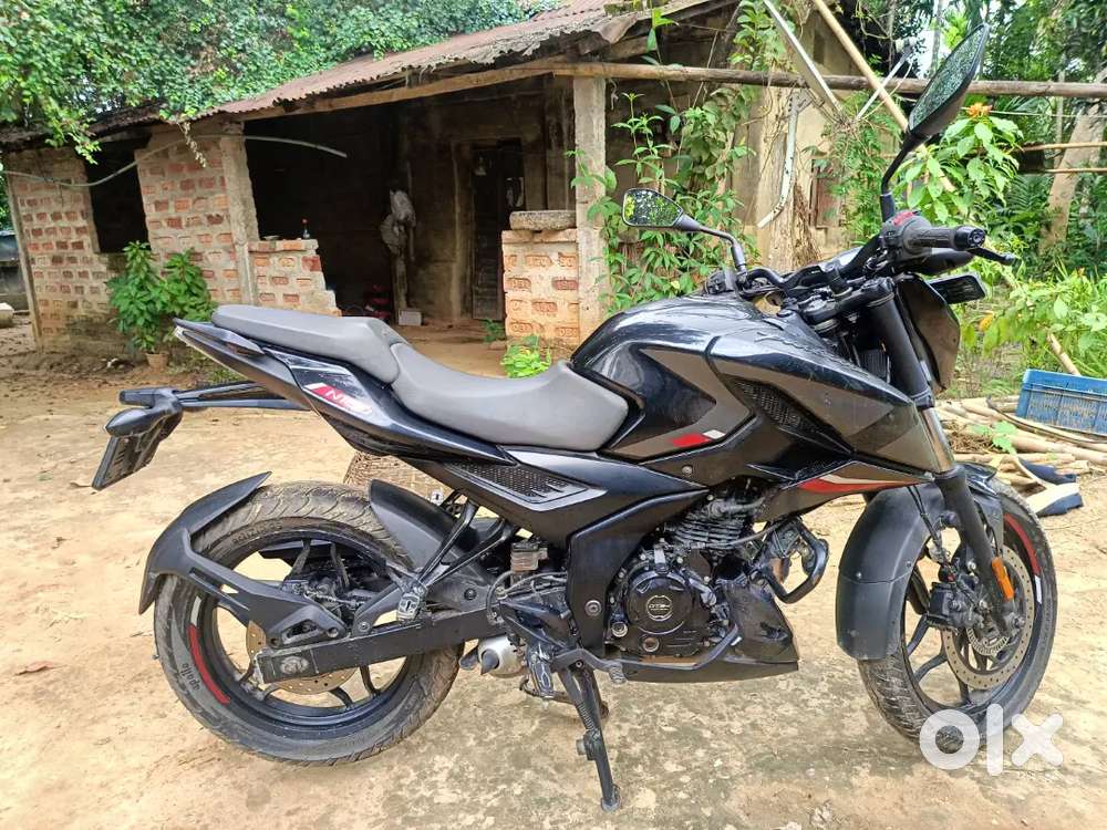 Bajaj pulsar N160 black colour. No EMI
