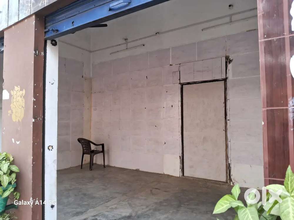 4 shop , one room avalaible for rent