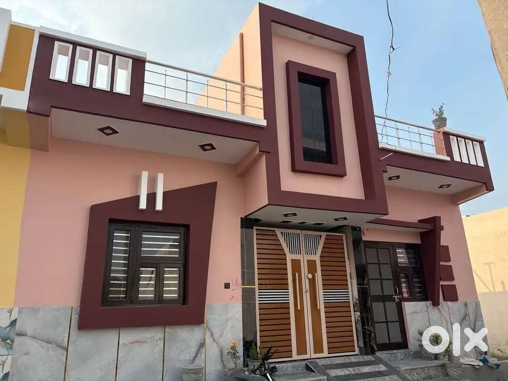 Wide Front के साथ 3 Room Set घर 20 फुट road पर