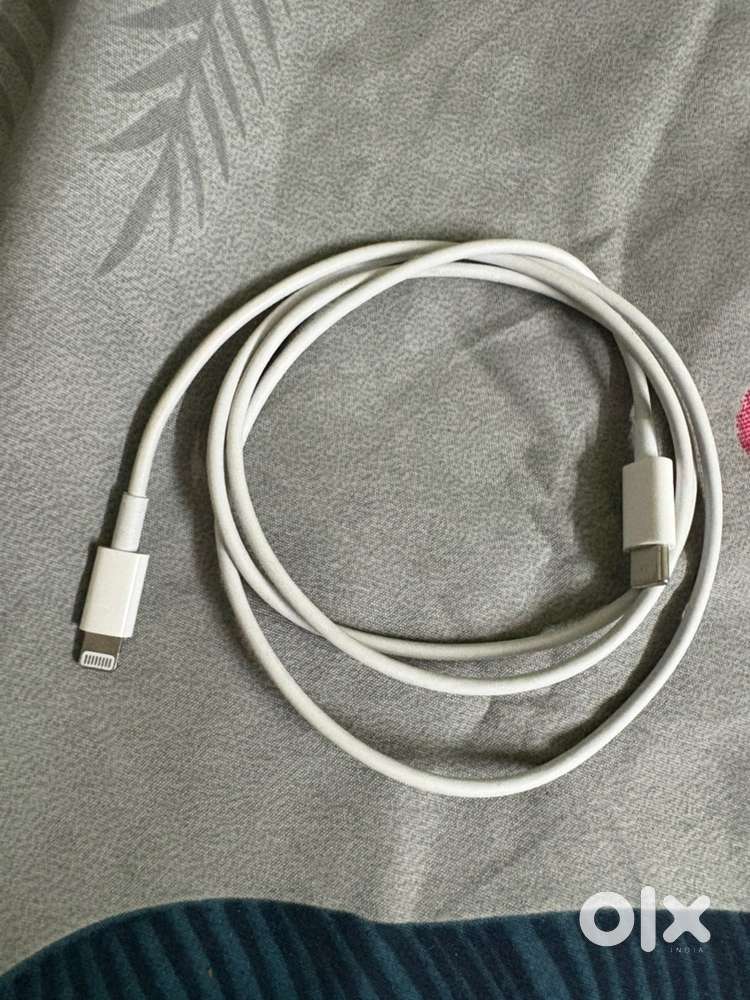 I phone 11 cases and original cable