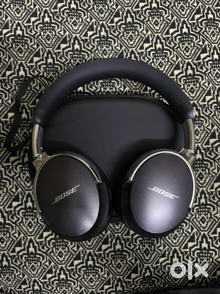 Bose QuiteComfort Headphones and Airpods Max