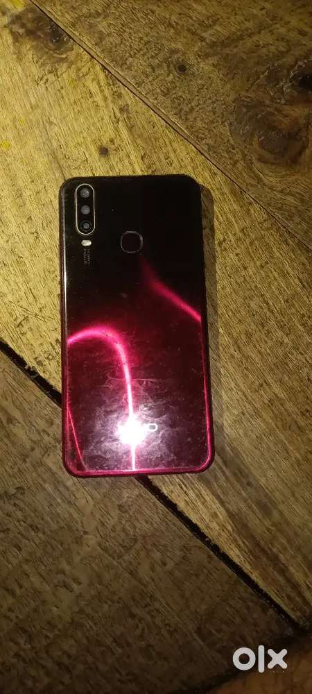 Vivo y15 4/64sb thik hai bs niche me thoda sa scratch hai