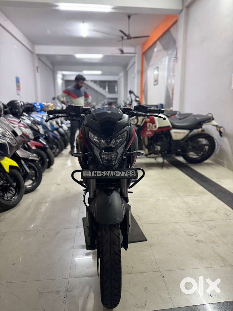 BAJAJ PULSAR NS200 Mettalic Red 2024