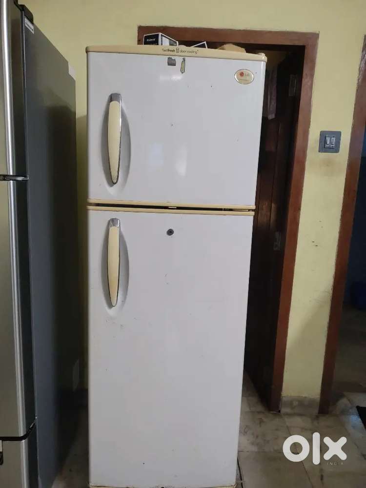 LG refrigerator for sale, no complaints, excellent cooling