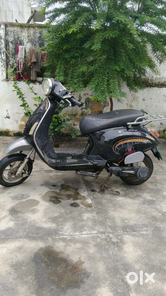 Rozi electric scooter good condition range60 kilometre(withNewCharger)
