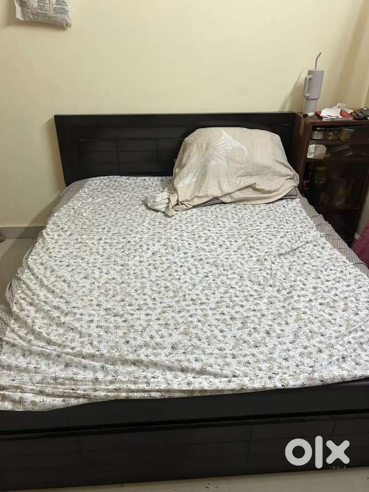 Selling a 2 year used bed and wakefit mattress (with protector)