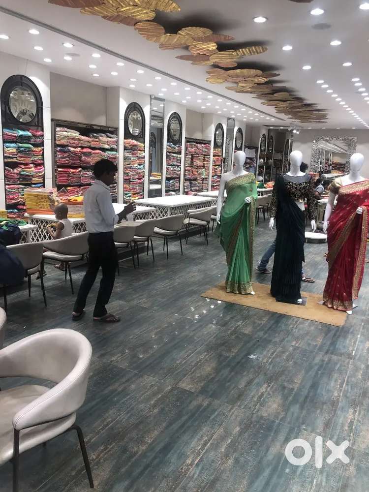 सूट और साड़ी शोरूम में काम करने के लिए लड़के और लड़‌कियों की आवशयकता