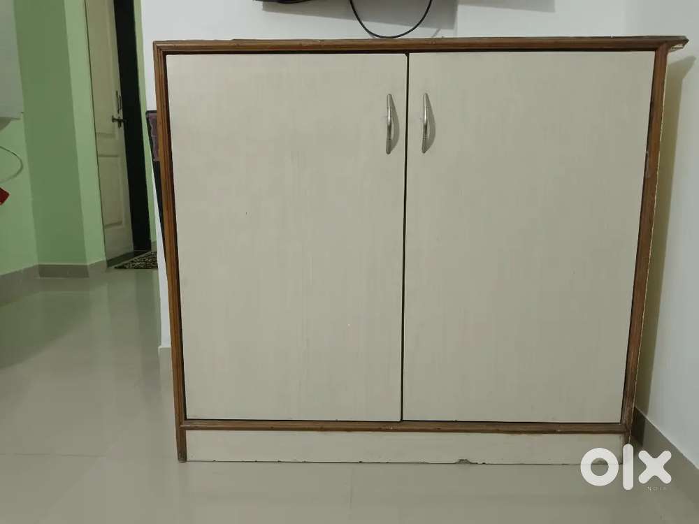 Wooden Wardrobe/Cabinet Ing Good Condition for Rs2000