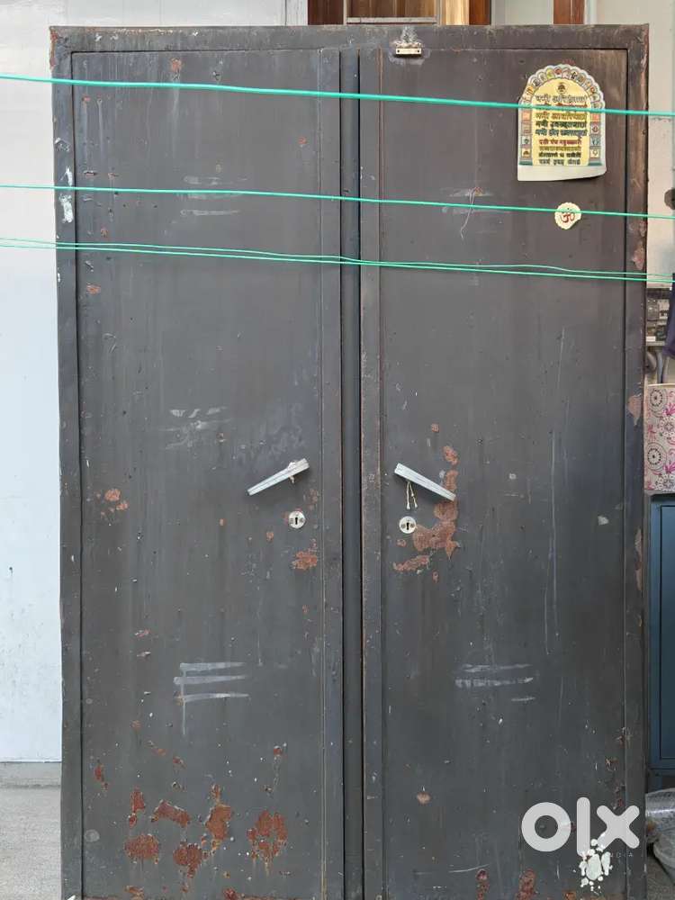 Double door wardrobe