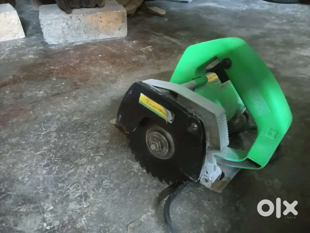 Wooden cutting machine with blade set