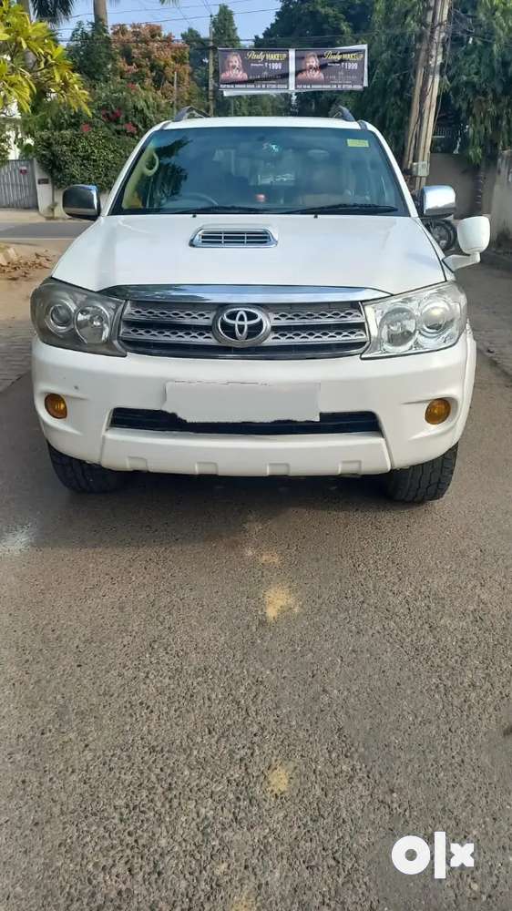 FORTUNER 4*4 MT dsl full insured new tyres touch player