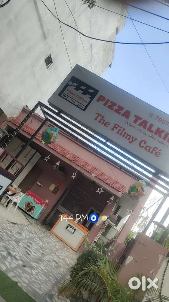 Cafe me kaam haii jada costumer nhi aate he