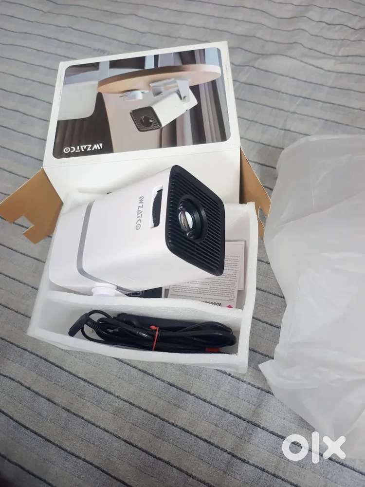 Wzatco native 720P smart projector