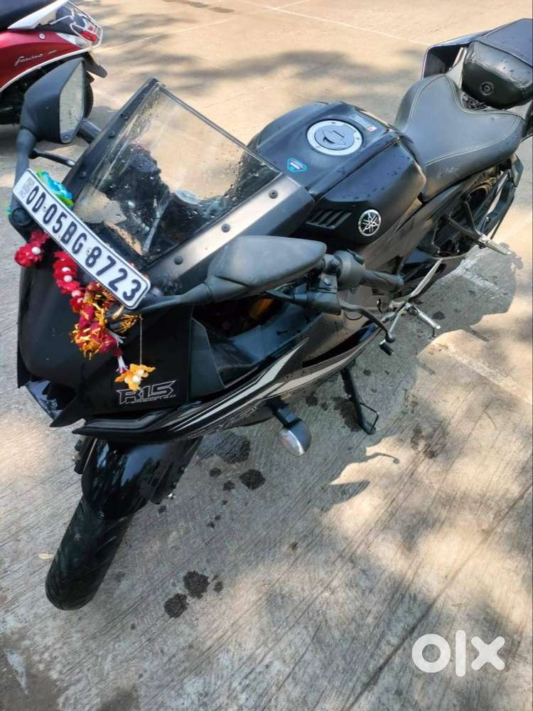 R15 v4 black