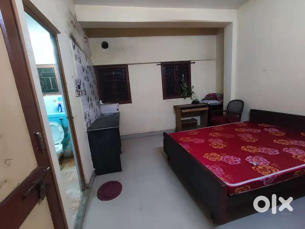 1 rk room .. prime location close to market