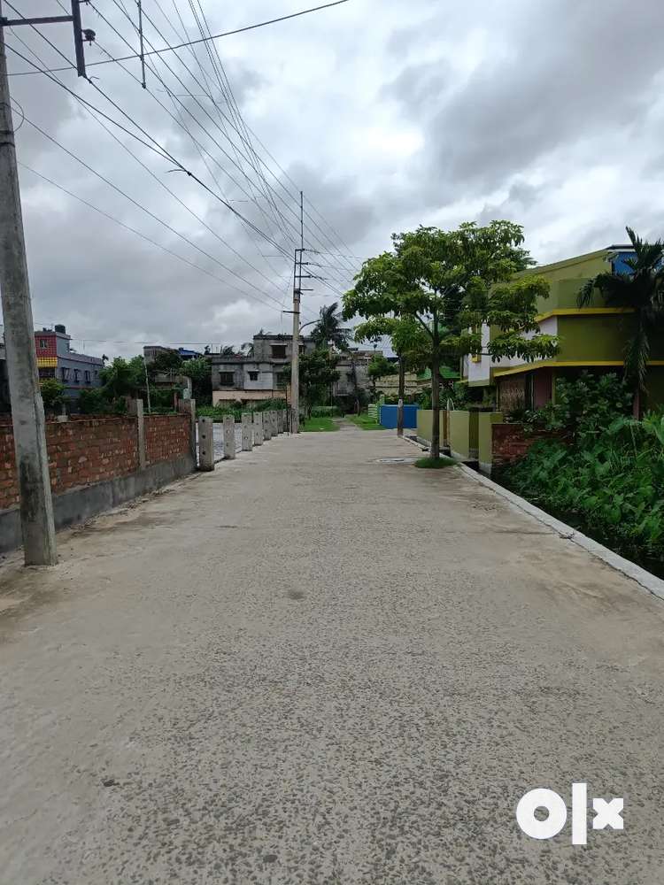 2.5 katha land for sale  birati college potirakha nagar 20 feet road