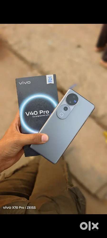 V40 pro 8+8/256 A1 condition koi problem ni sb orginl hai exchange avl