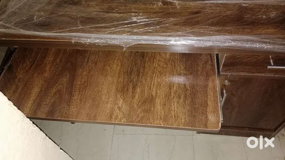 Computer table