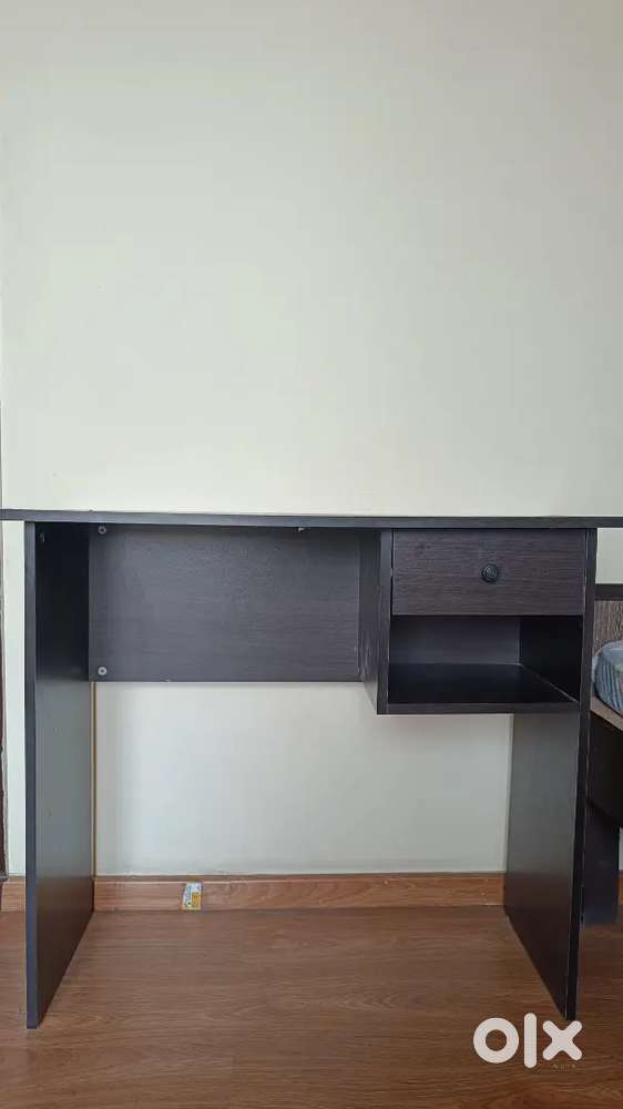 Solid Computer Table with Storage