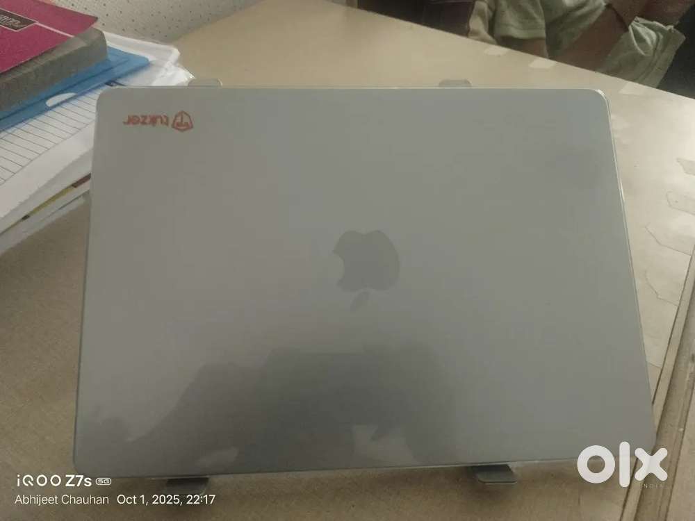 Apple MacBook Air M4 256GB WITH BILL BOX AND CHARGER