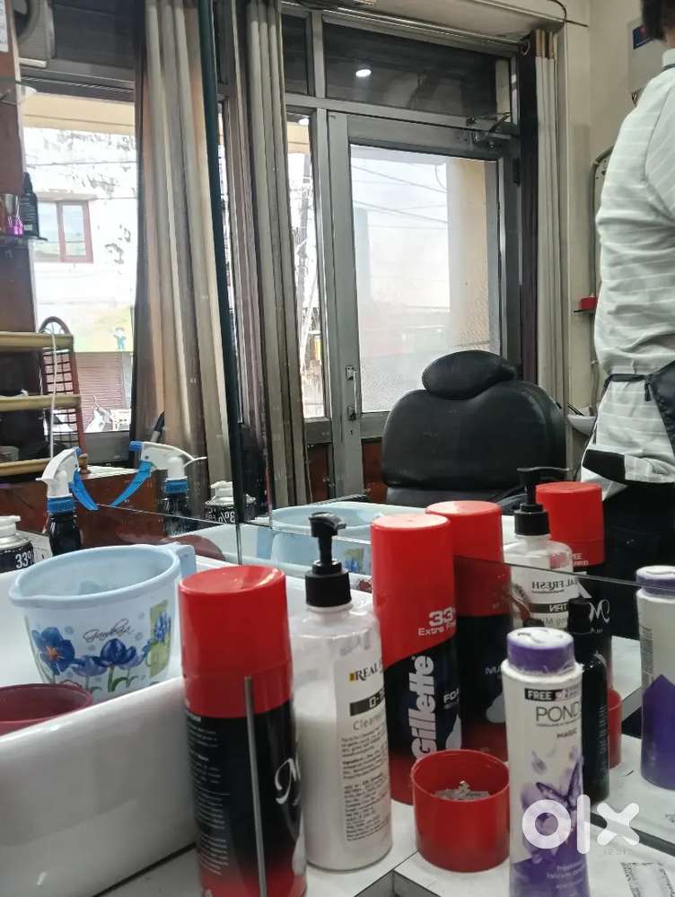 Barber shop worker बाल काटने वाला