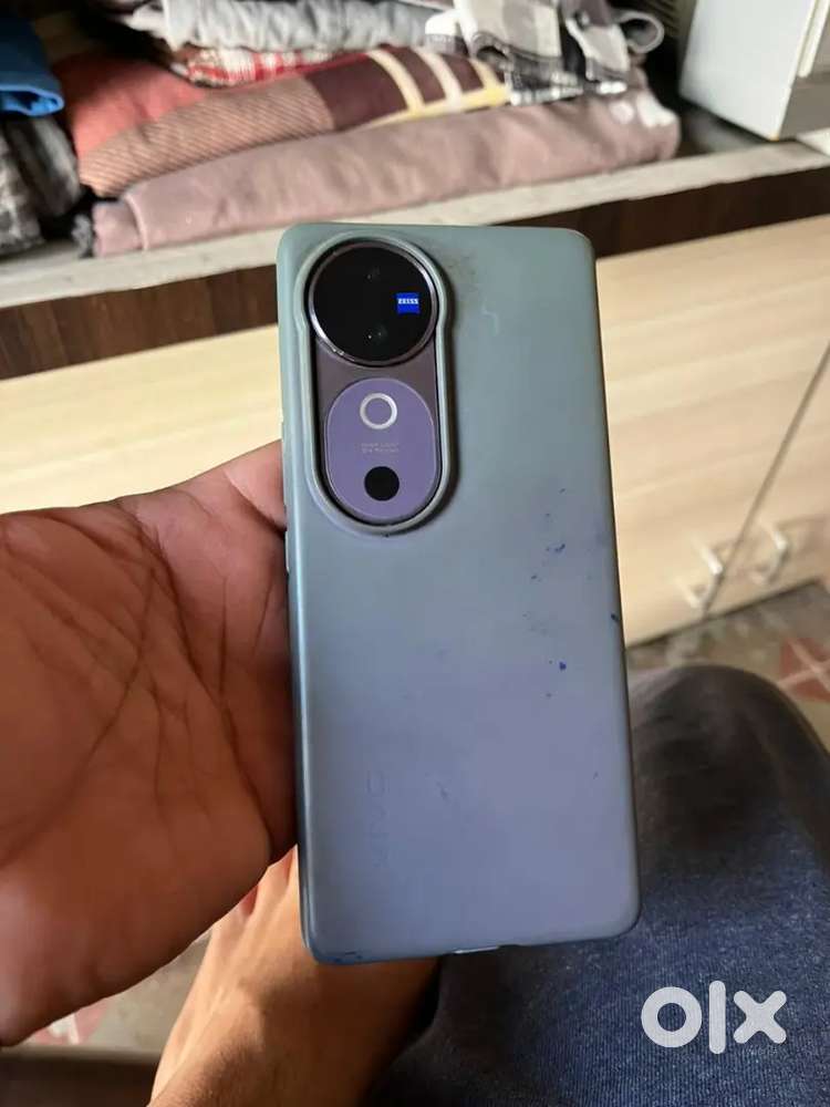 V 40 model 23/11/2024 nu bill 100% condition