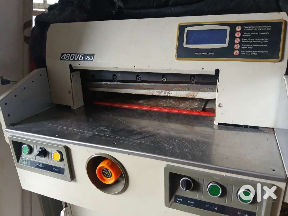 Paper cutting machine