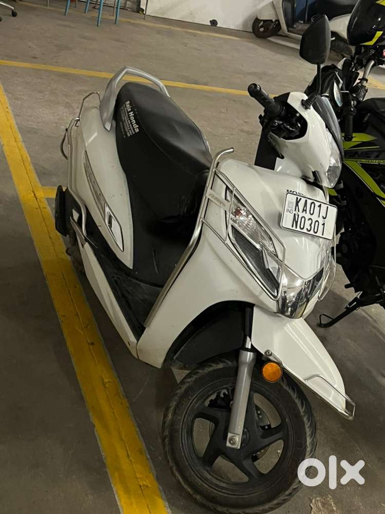 Activa 125 white