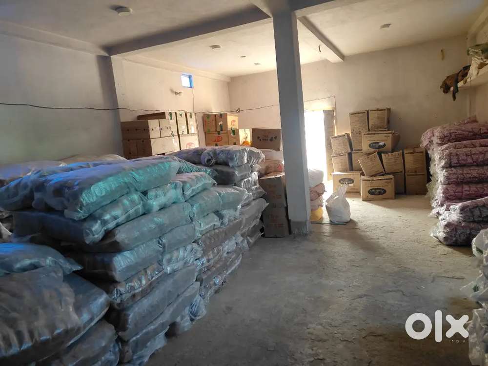 सेल्समैन चाहिए जिसको गाड़ी ड्राइव करना भी आता हो रहना खाना फ्री है