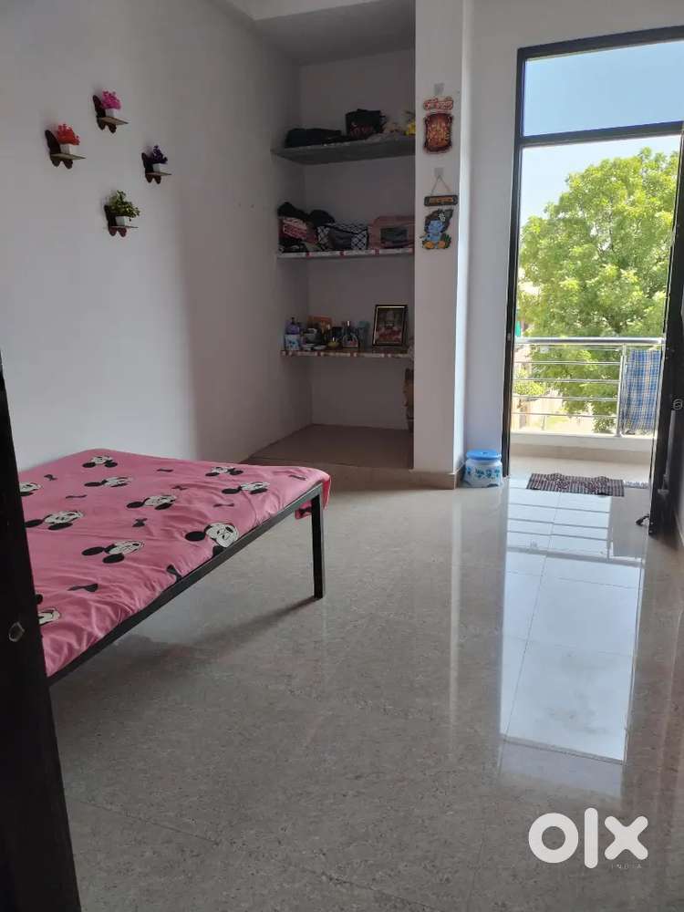 Need 1 girl' roomate