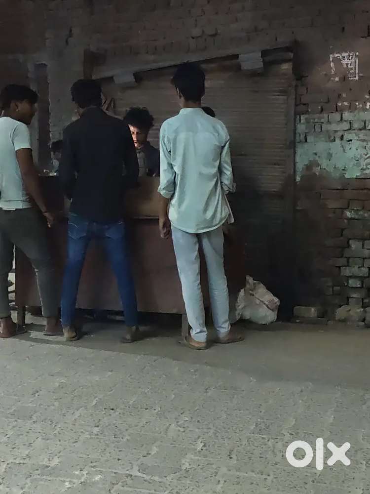 Momos selling
