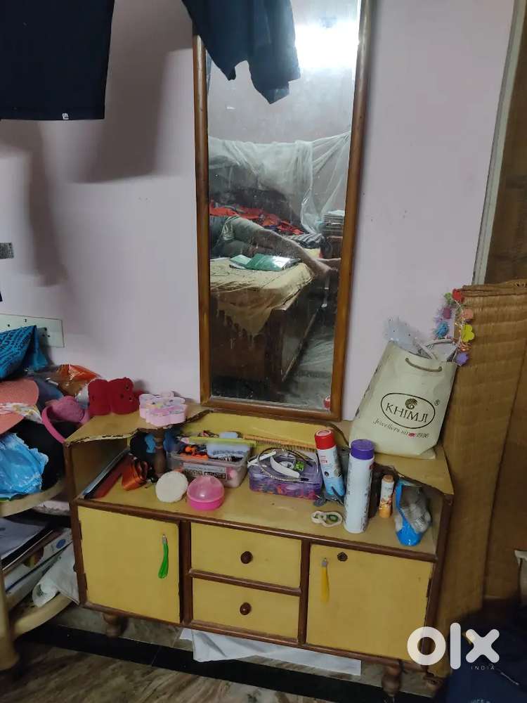 Dressing table