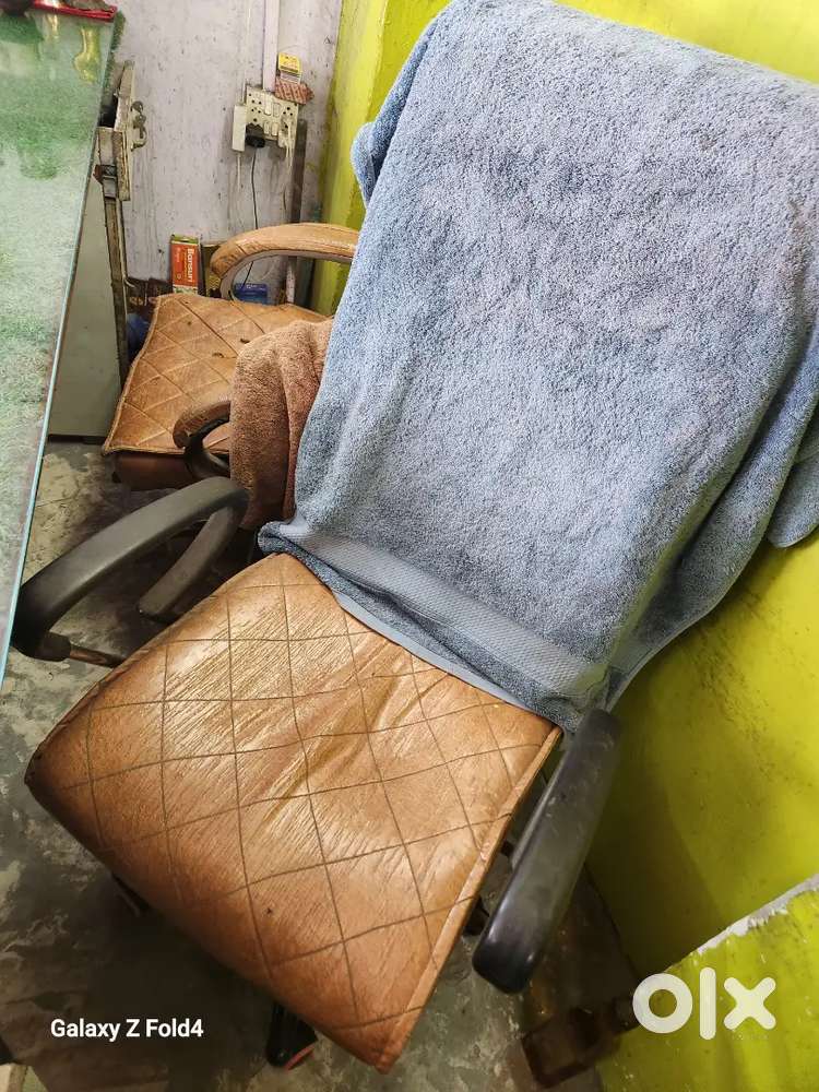 1.big counter 2office chair..