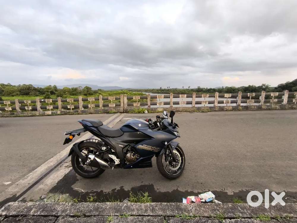 SUZUKI GIXXER 250 MATT BLUE IN MINT CONDITION
