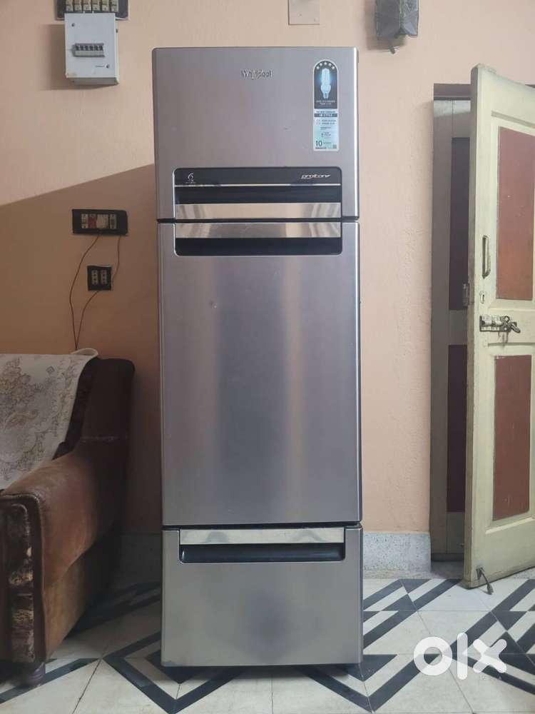 Whirlpool Freeze 3-doors,235 lt ,six year old.