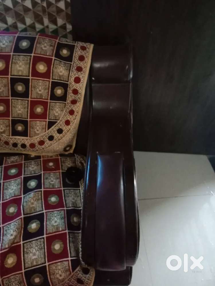 Ham is sofa  ko bechna chahte hai .sofa  ko 4 sal Ho Gaye