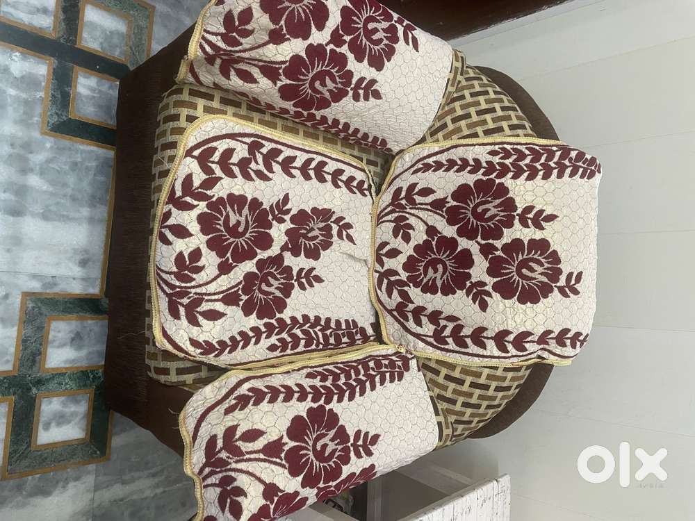 5 seater sofa and Glass top table for sale